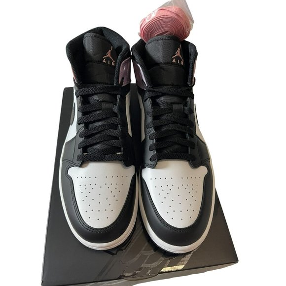 Air Jordan 1 Mid SE - Picture 3 of 9